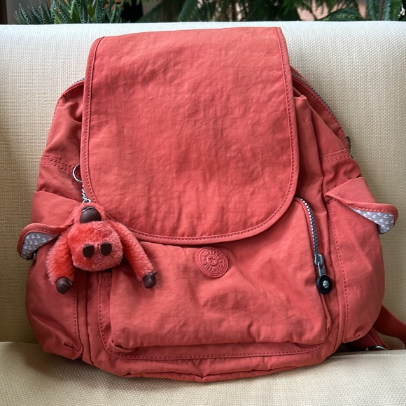 Kipling Ravier Backpack great gift idea - furry monkey keychain - Picture 1 of 7